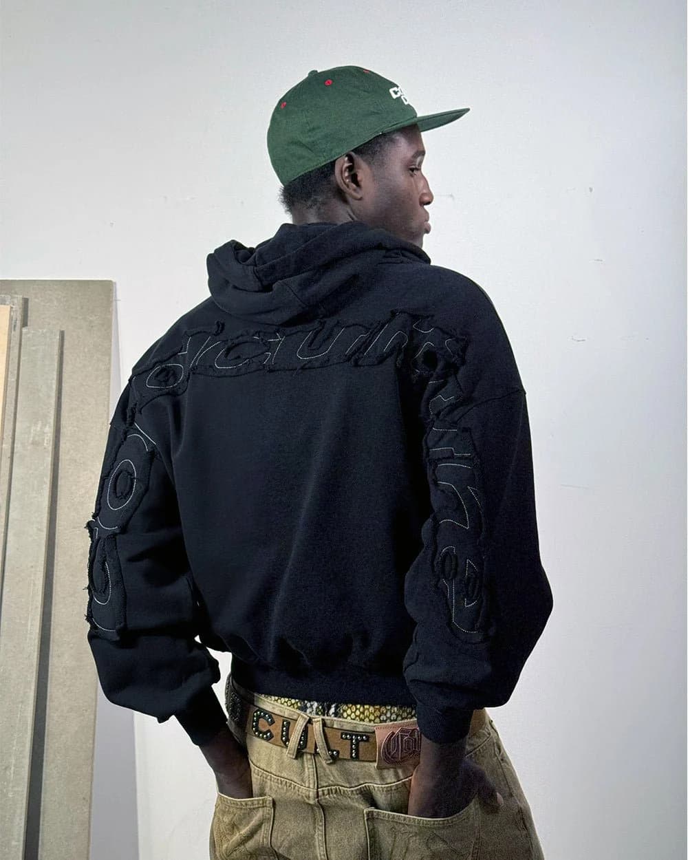DISTRESS CURVED HOODIE BLACK 7