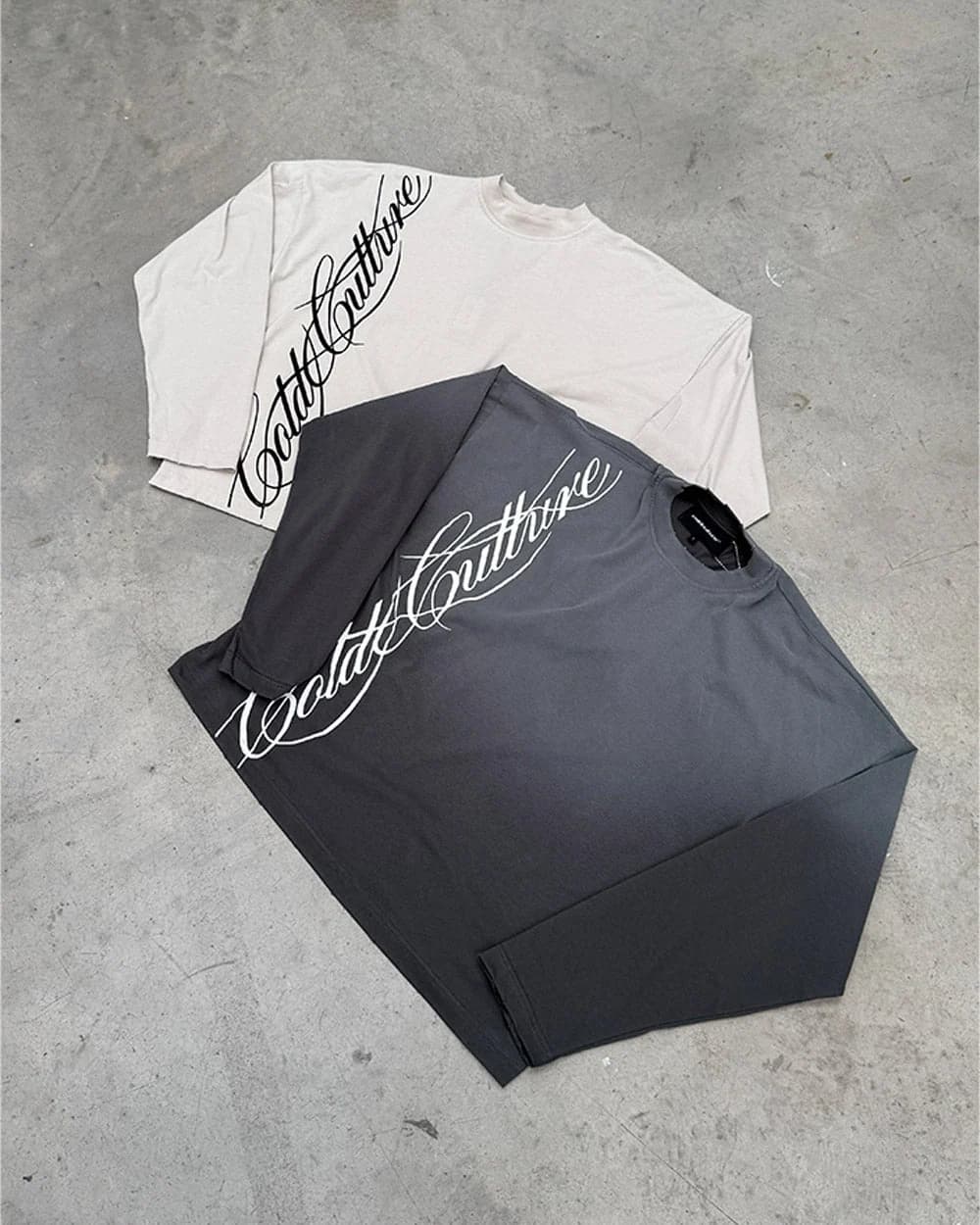 SCRIPT LONGSLEEVE TEE LIGHT GREY 8