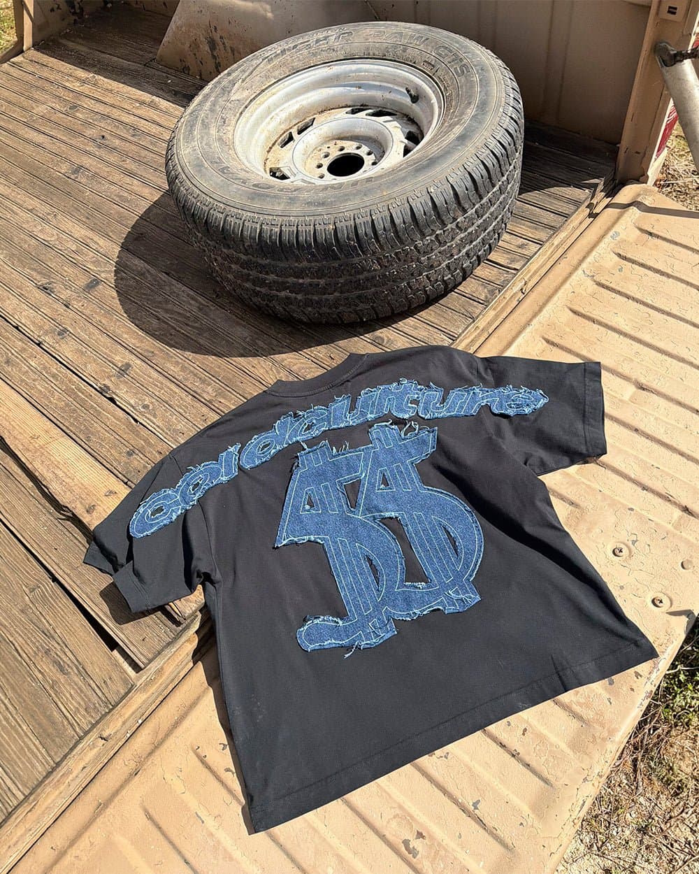 DISTRESSED DOLLAR TEE BLACK 9