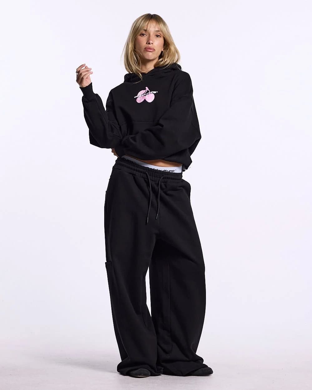 BERRY HOODIE BLACK 10
