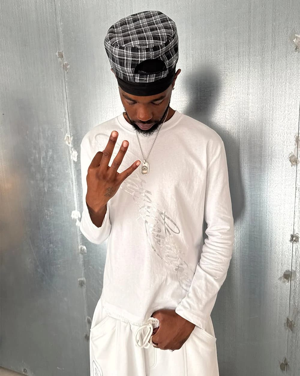 ICON LONGSLEEVE TEE WHITE 10