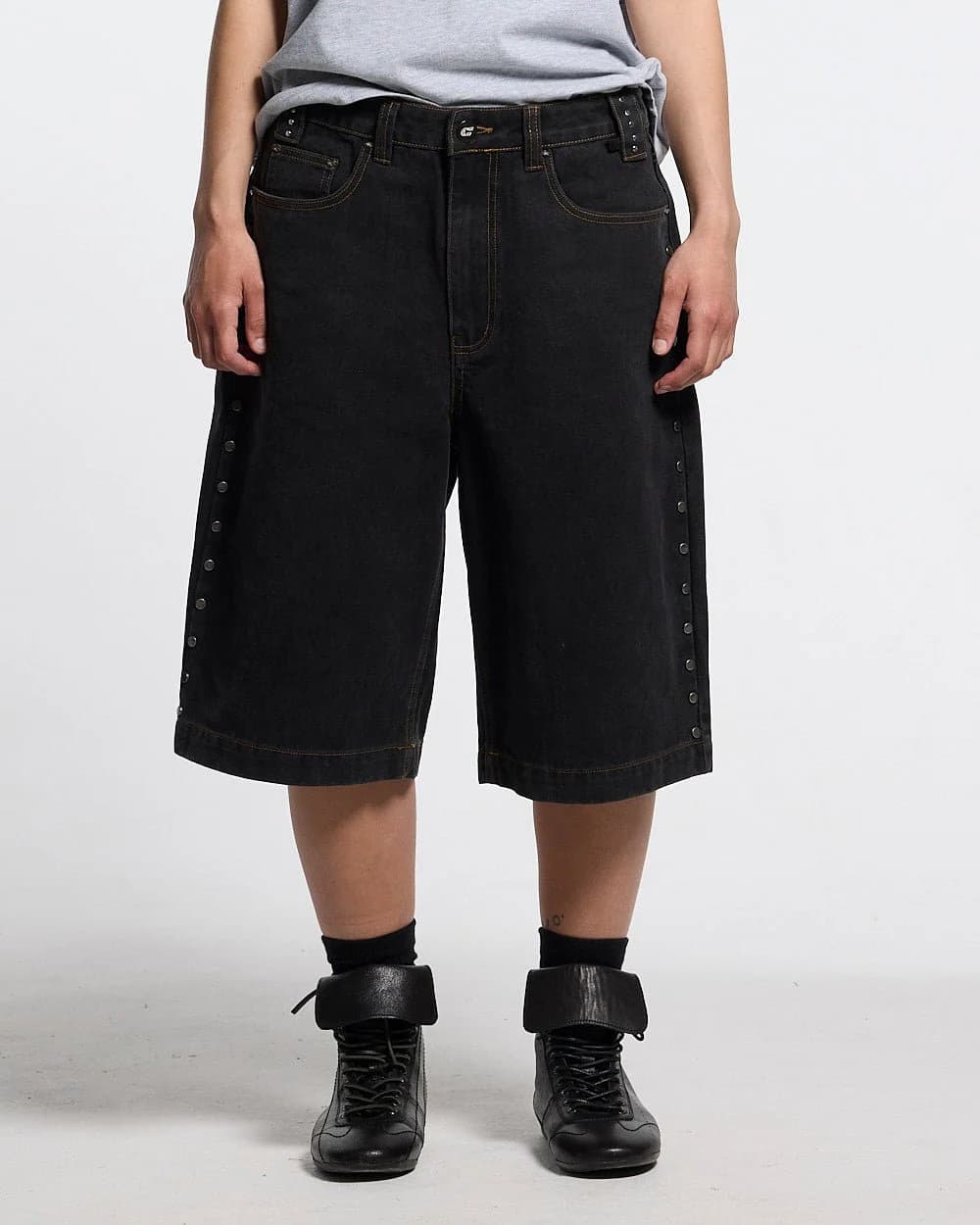 STUDS SHORT BLACK 10