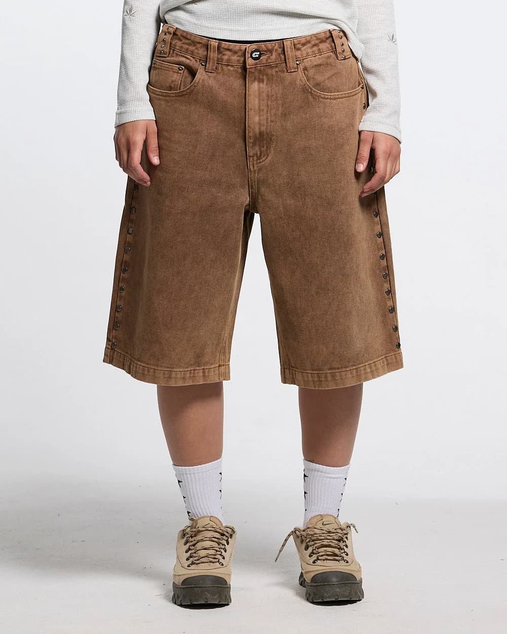 STUDS SHORT BROWN 4