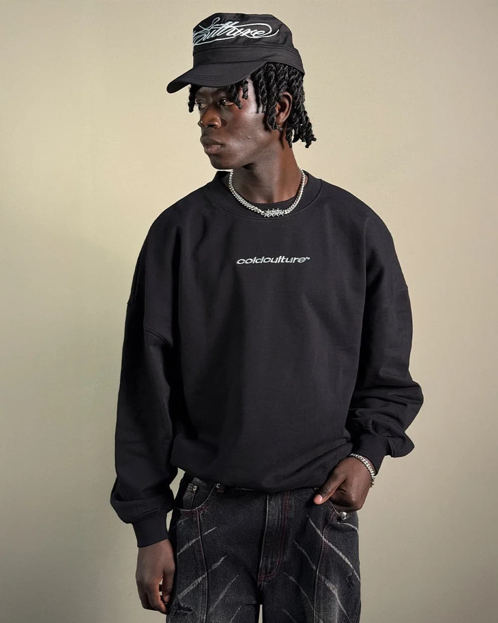 DISTRESS CURVED CREWNECK BLACK 7