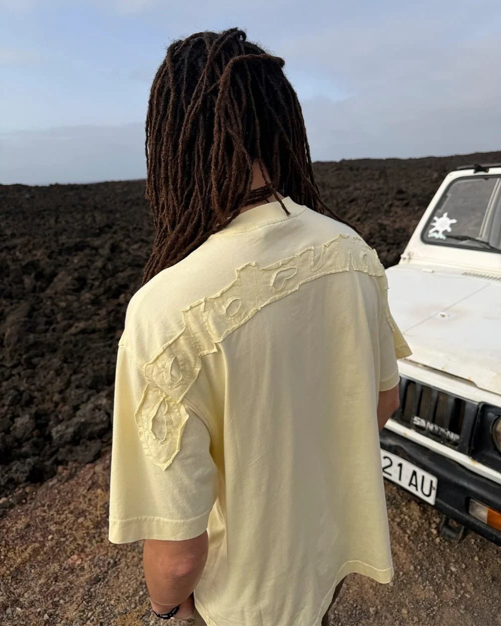 DISTRESS CURVED TEE YELLOW 7