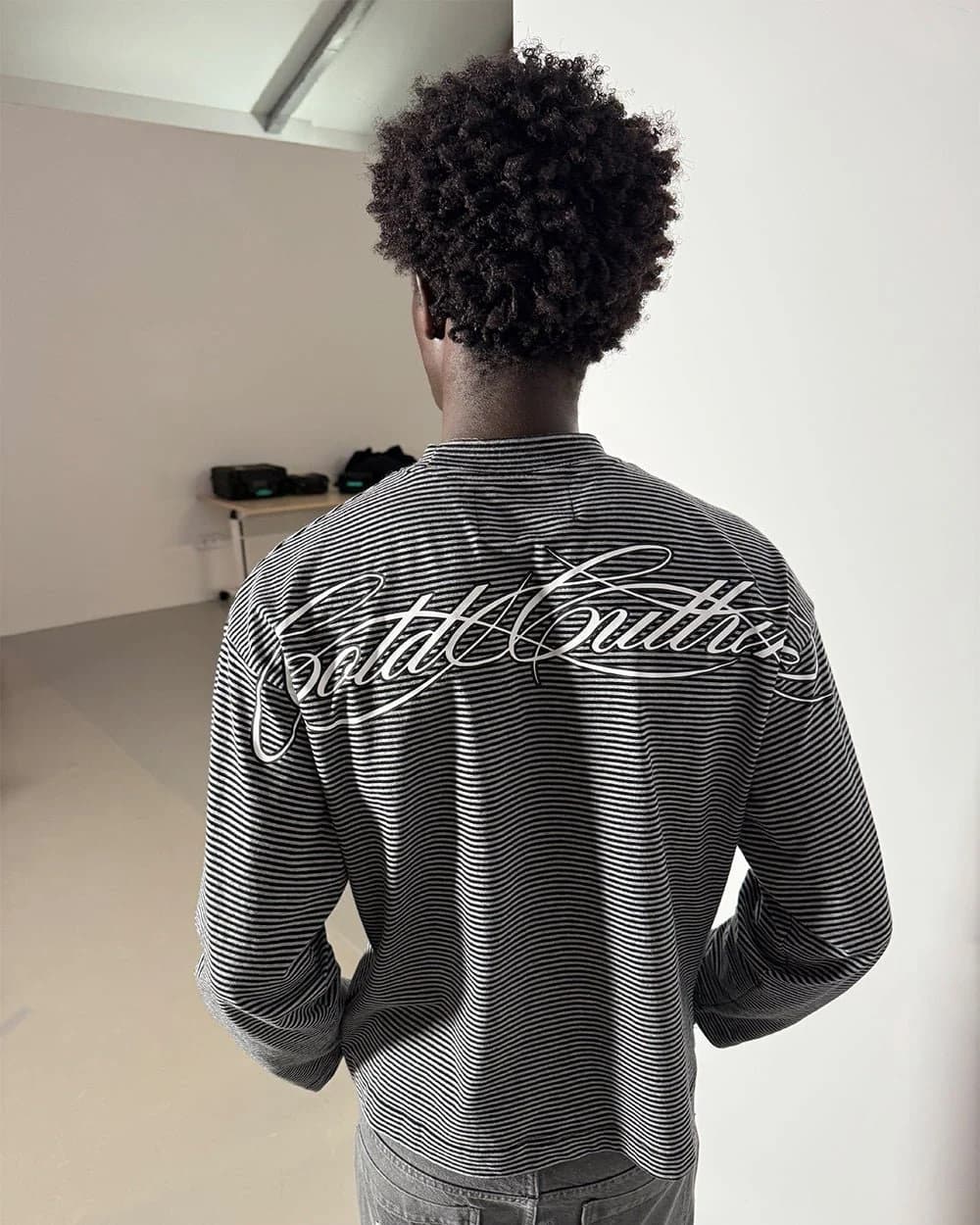 SCRIPT STRIPES LONGSLEEVE BLACK 9