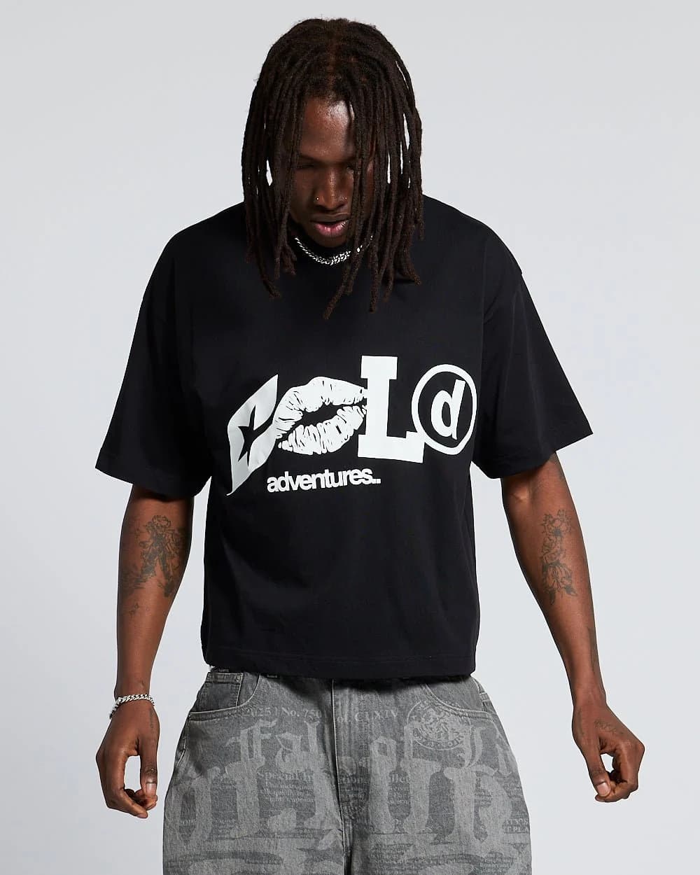 ADVENTURES TEE BLACK & WHITE 2