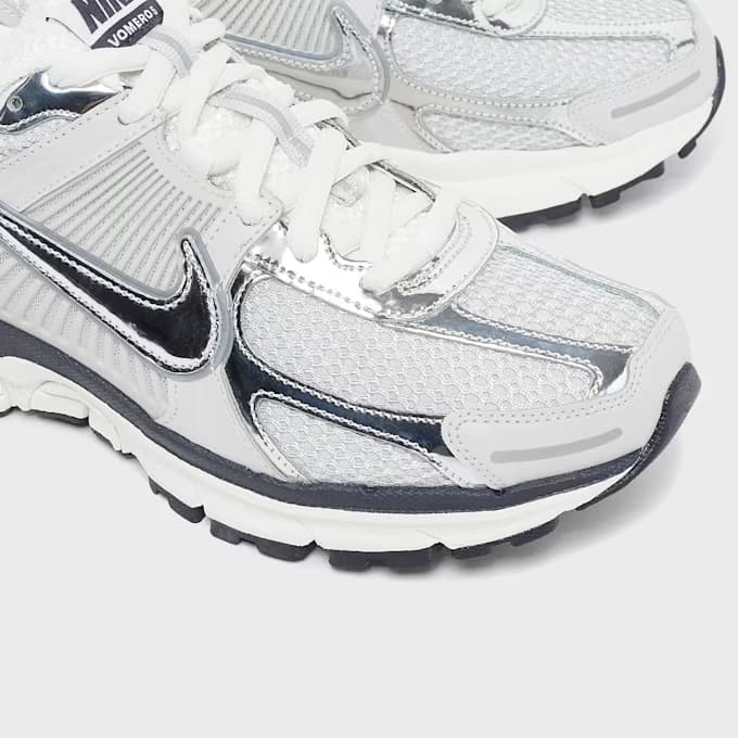 Wmns Zoom Vomero 5 "Metallic Silver" 15