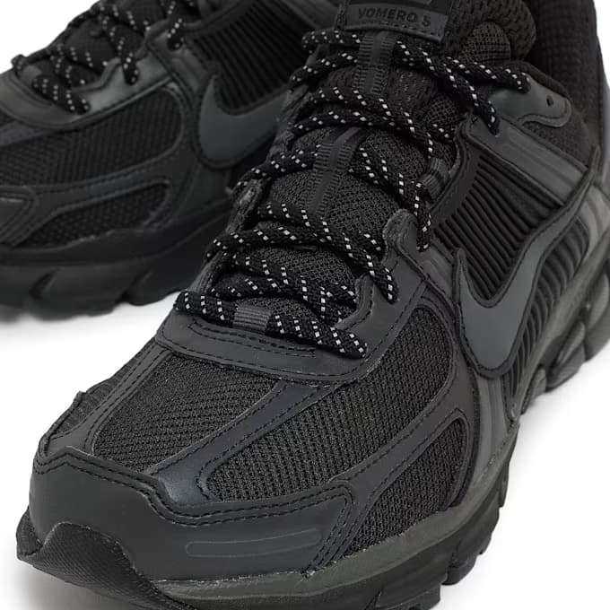 Zoom Vomero 5 SE by Nike